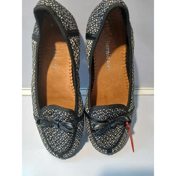 Bernie Mev Womens Black White Dot Bow Flat Loafer Shoes - Picture 2 of 7